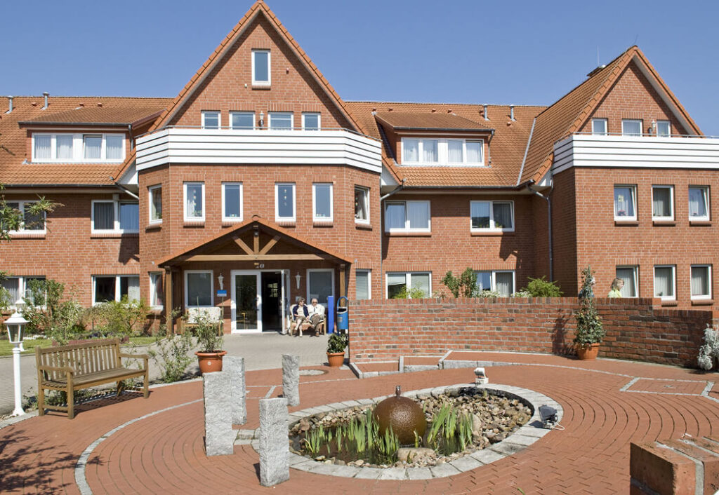 Der Außenbereich des Pflegewohnheims
