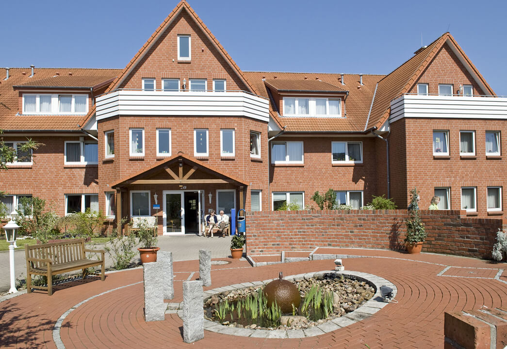 Der Außenbereich des Pflegewohnheims
